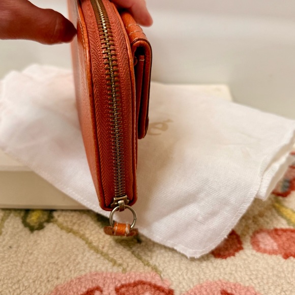 Full Inclusion Chloe Peacock Orange Pebbled Paraty Zippy Wallet - Picture 5 of 16